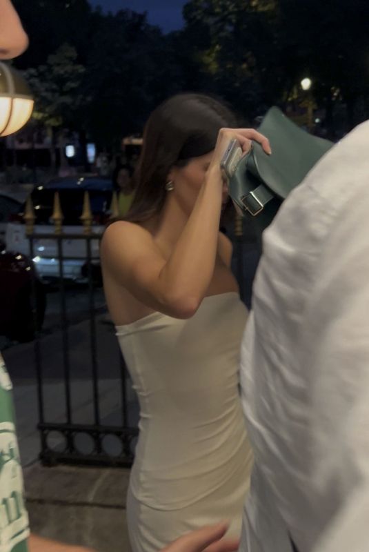KENDALL JENNER Heading to Gigi Manko Restaurant in Paris 08/01/2024