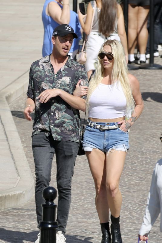 KESHA Out with a Mystery Guy in Los Angeles 08/09/2024
