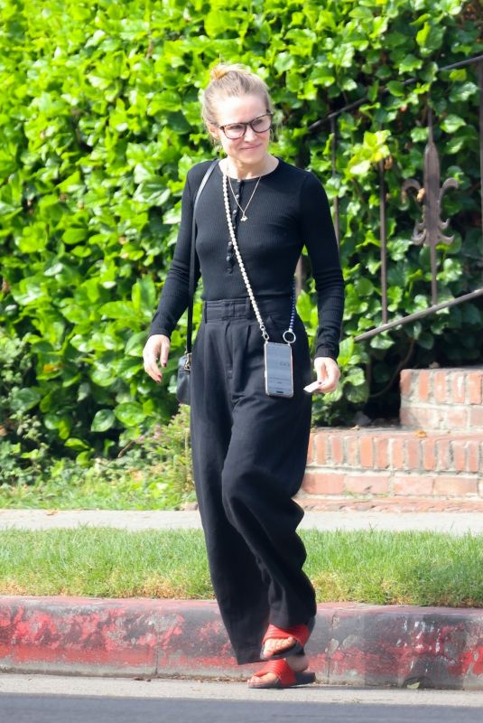 KRISTEN BELL Leaves Blackstone Optometry Clinic in Los Feliz 08/28/2024