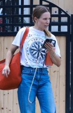 KRISTEN BELL Stopping by a Friend