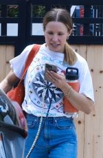 KRISTEN BELL Stopping by a Friend