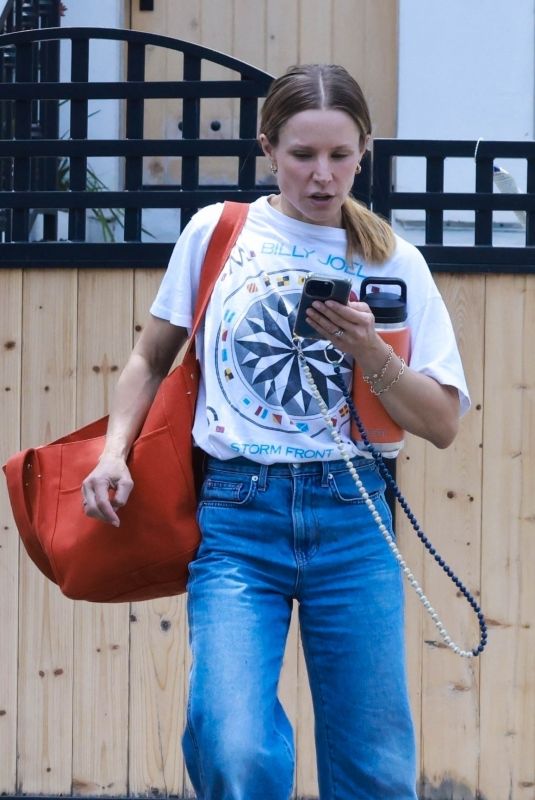 KRISTEN BELL Stopping by a Friend