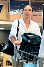 MAYA RUDOLPH Shopping at a Vintage Market in Malibu 08/10/2024