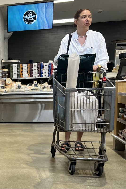 MAYA RUDOLPH Shopping at a Vintage Market in Malibu 08/10/2024