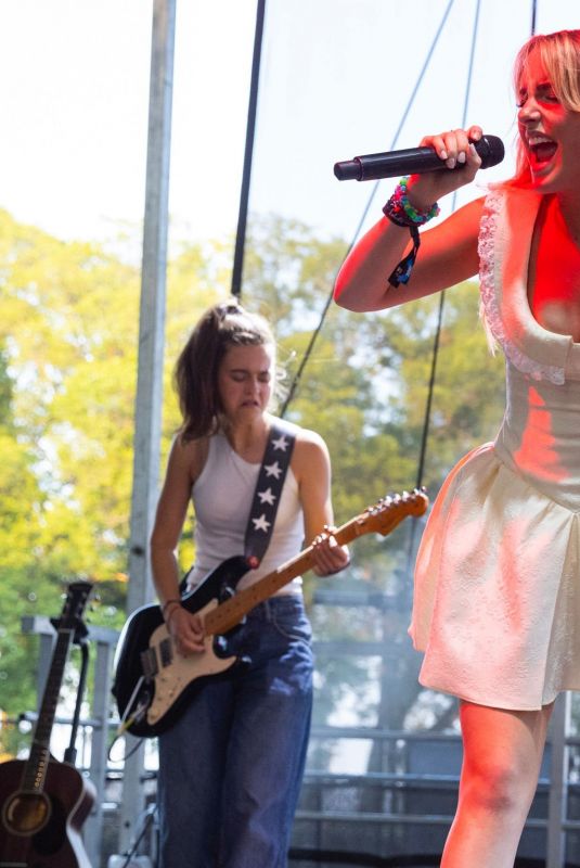 MCKENNA GRACE Performs at 2024 Lollapalooza Festival in Chicago 08/02/2024