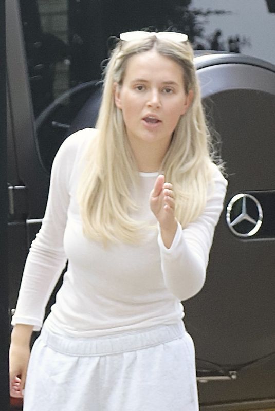 MOLLY MAE HAGUE Arrives Back at Her House in Cheshire 08/16/2024