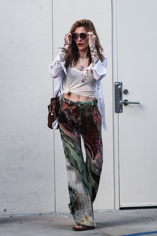 PARIS JACKSON Returns Some Clothes at Dior Store on Rodeo Drive in Beverly Hills 08/01/2024