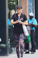 POM KLEMENTIEFF Shopping at Lululemon Store in New York 08/19/2024