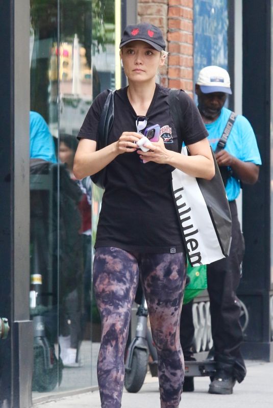 POM KLEMENTIEFF Shopping at Lululemon Store in New York 08/19/2024
