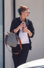Pregnant KATHERINE SCHWARZENEGGER Out Picks up Lunch in Los Angeles 08/13/2024