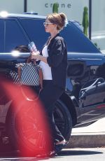 Pregnant KATHERINE SCHWARZENEGGER Out Picks up Lunch in Los Angeles 08/13/2024