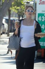 Pregnant KATHERINE SCHWARZENEGGER Out Picks up Lunch in Los Angeles 08/13/2024