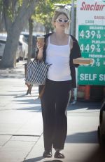 Pregnant KATHERINE SCHWARZENEGGER Out Picks up Lunch in Los Angeles 08/13/2024