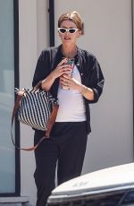 Pregnant KATHERINE SCHWARZENEGGER Out Picks up Lunch in Los Angeles 08/13/2024