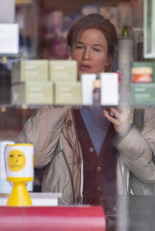 RENEE ZELLWEGER Filming Scenes for Bridget Jones in Hampstead 08/07/2024