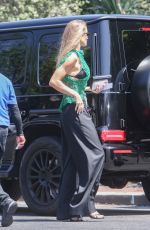 ROSIE HUNTINGTON-WHITELEY Shopping on Melrose Place in West Hollywood 07/22/2024