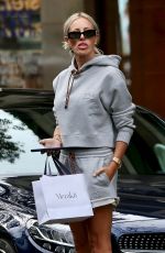 ROXY JACENKO Leaves Marakii Cosmetic Beauty Salon in Double Bay 08/13/2024