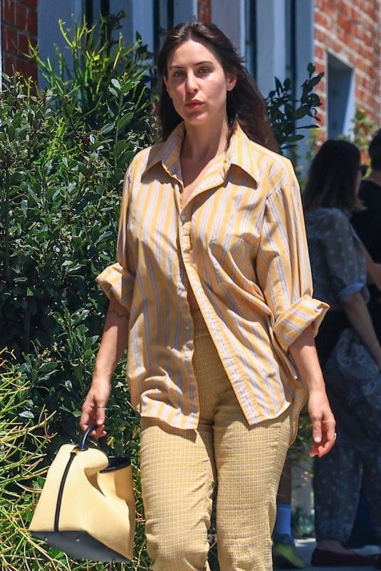 SCOUT WILLIS Picks up Food To-go in Los Angeles 08/07/2024