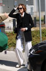 SIGOURNEY WEAVIR Arrives at Marco Polo Airport in Venice 08/27/2024