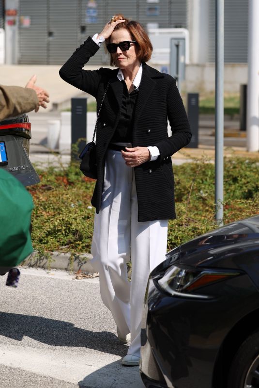 SIGOURNEY WEAVIR Arrives at Marco Polo Airport in Venice 08/27/2024