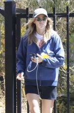 SUKI WATERHOUSE Waiting for Uber Ride in Los Angeles 08/27/2024