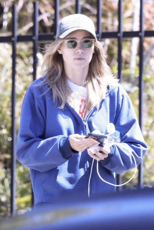 SUKI WATERHOUSE Waiting for Uber Ride in Los Angeles 08/27/2024
