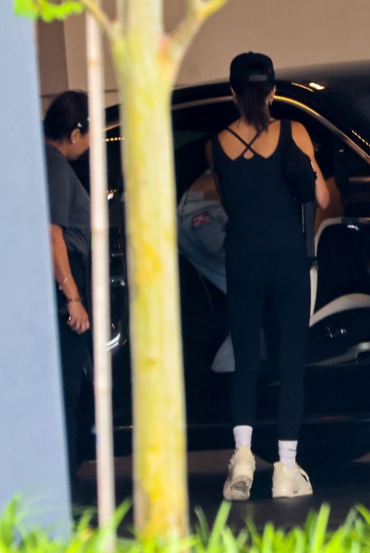 VICTORIA BECKHAM Out and About in Miami Beach 08/11/2024