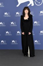 WINONA RYDER at Beetlejuice Beetlejuice Photocall at 81st Venice International Film Festival 08/28/2024