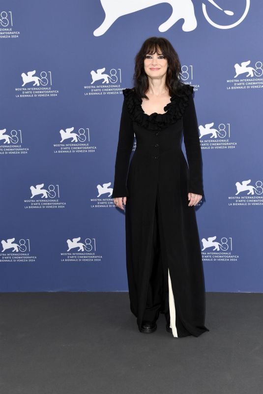 WINONA RYDER at Beetlejuice Beetlejuice Photocall at 81st Venice International Film Festival 08/28/2024