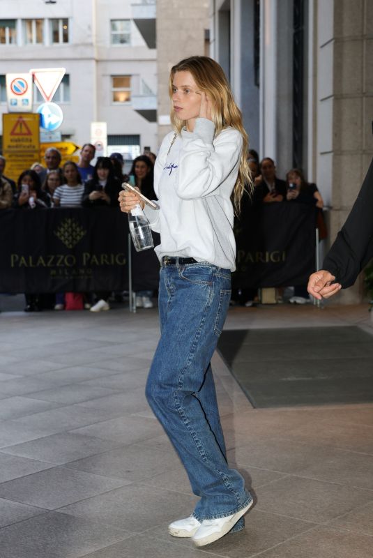 ABBEY KEE LERSHAW Out at Milan Fashion Week 09/20/2024