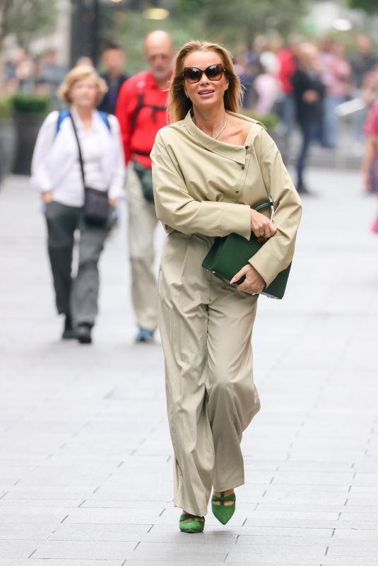 AMANDA HOLDEN Heading to Paddington Station in London 09/20/2024