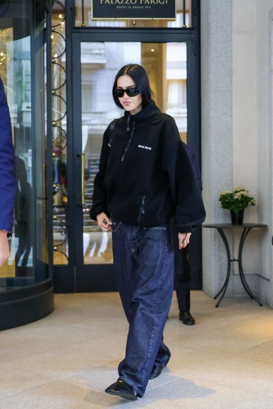 AMELIA HAMLIN Leaves Her Hotel in Milan 09/19/2024