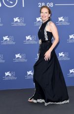 AMY RYAN at Wolfs Photocall at 81st Venice International Film Festival 09/01/2024