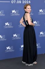 AMY RYAN at Wolfs Photocall at 81st Venice International Film Festival 09/01/2024