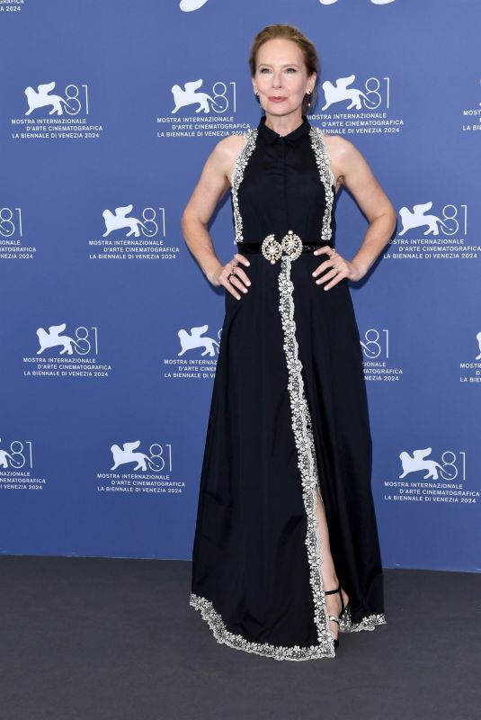 AMY RYAN at Wolfs Photocall at 81st Venice International Film Festival 09/01/2024