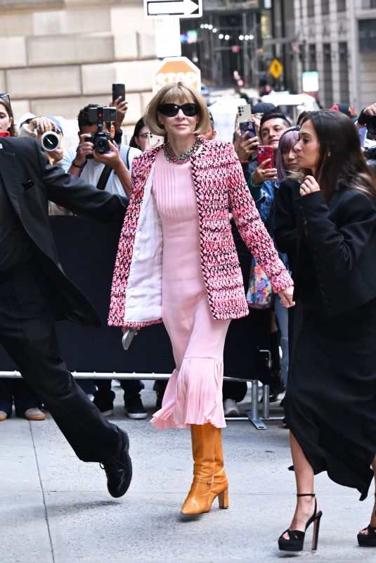 ANNA WINTOUR Arrives at Carolina Herrera Spring 2024 Fashion Show at New York Fashion Week 09/09/2024