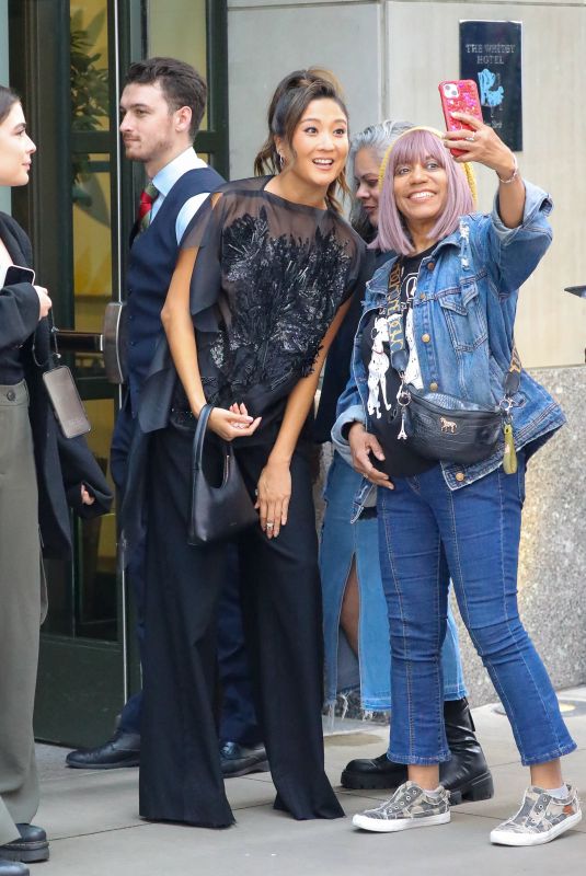 ASHLEY PARK Takes Selfies with Fans Outside Her Hotel in New York 09/18/2024