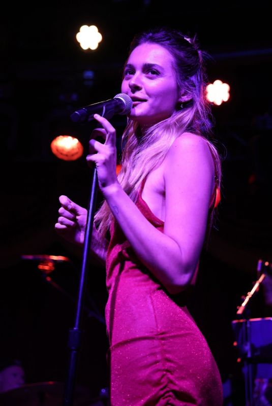 CHARLOTTE LAWRENCE Performs on Stage with Smith & Watt Steakhouse in New York 09/18/2024