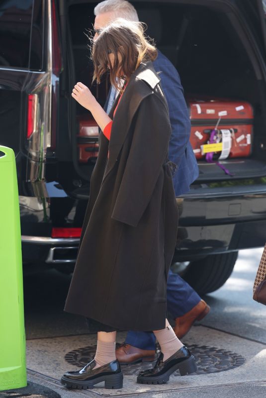 ELIZABETH OLSEN Out and About in New York 09/25/2024