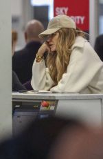 ELLE MACPHERSON Leaves Australia 09/10/2024