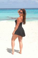 EMILY SIMPSON Poses on the Beach in Cancun 09/01/2024