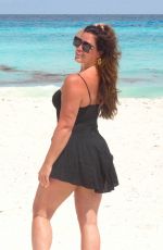 EMILY SIMPSON Poses on the Beach in Cancun 09/01/2024