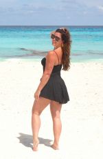 EMILY SIMPSON Poses on the Beach in Cancun 09/01/2024