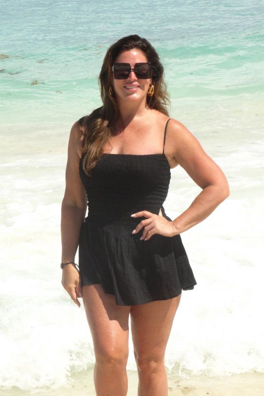 EMILY SIMPSON Poses on the Beach in Cancun 09/01/2024