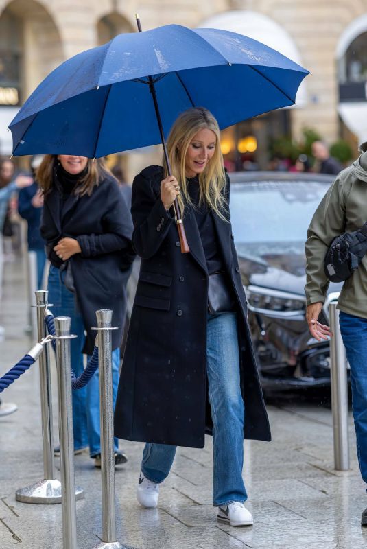 GWYNETH PALTROW Braves Rrain Out at PFW in Paris 09/25/2024