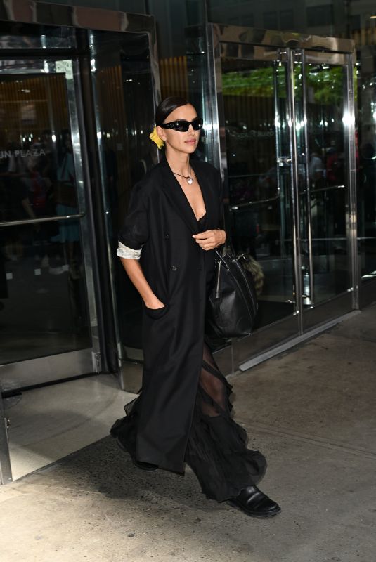 IRINA SHAYK Arrives at Carolina Herrera Spring 2024 Fashion Show at New York Fashion Week 09/09/2024