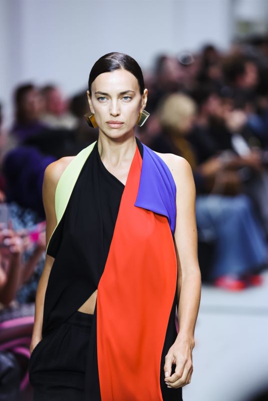 IRINA SHAYK Walks Runway at Missoni Fashion Show at Milan Fashion Week 09/20/2024