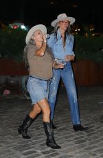 JENNA LYONS Arrives at Bella Hadid Fashion Show in New York 09/13/2024
