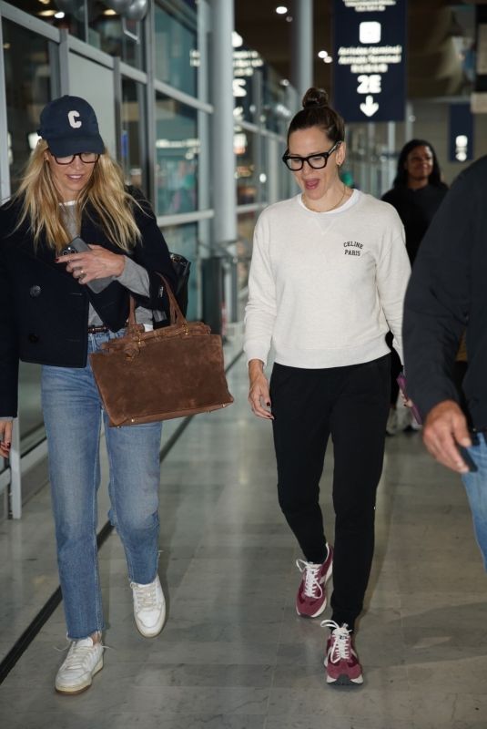 JENNIFER GARNER Arrives in Paris Ahead of Fashion Week 09/22/2024
