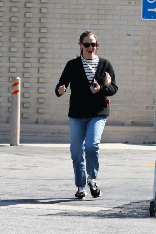 JENNIFER GARNER Out fot Grocery Shopping in Brentwood 09/29/2024